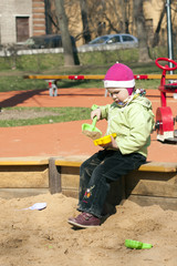 Ребенок играет в песочнице
