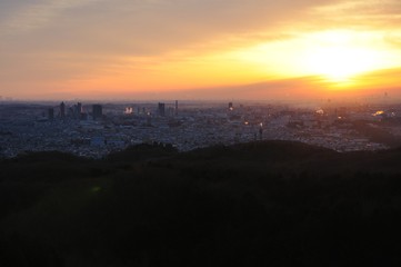 地方都市に昇る朝日