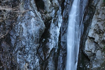 冬のエビラ沢の滝