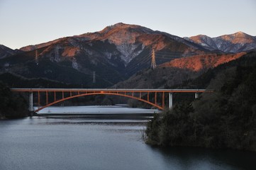 朝焼けの山並と虹の大橋