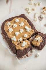 Obraz na płótnie Canvas Brownies mit Erdnussbutter und Popcorn 