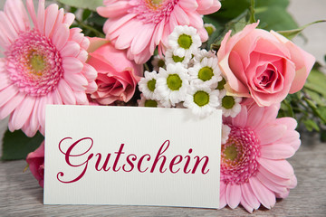 Blumen und Karte: Gutschein