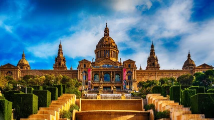 Luftaufnahme von oben von Barcelona, Katalonien, Spanien im Frühjahr. Der Palau National, der Nationalpalast, das Nationale Kunstmuseum von Katalonien © krivinis