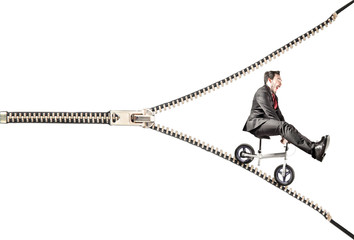 giovane uomo d'affari che scivola su una zip