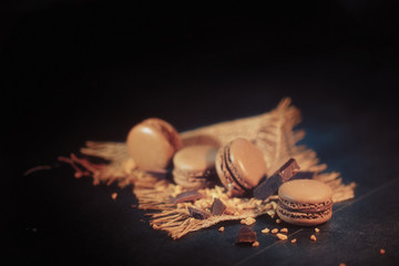 Obraz premium macaron au chocolat sur fond noir