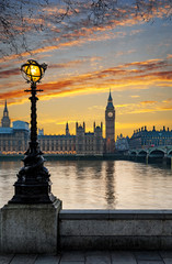 Sicht auf den Big Ben in London bei Sonnenuntergang