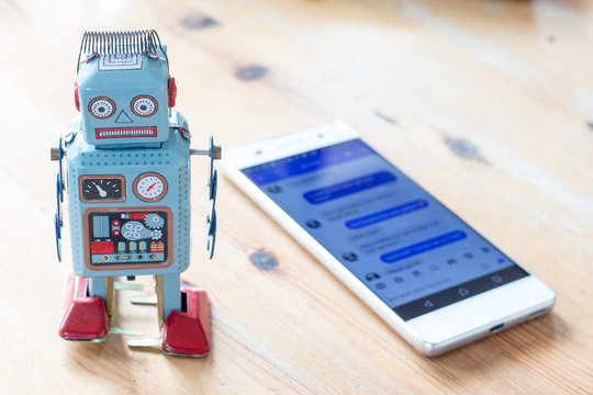 Chatbot / Social Bot, Smartphone und Chatverlauf