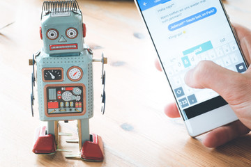 Chatbot / Social Bot, Smartphone und Chatverlauf