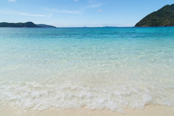 Fototapeta na wymiar White sand beach and clear sea and calm sea on the sunshine days