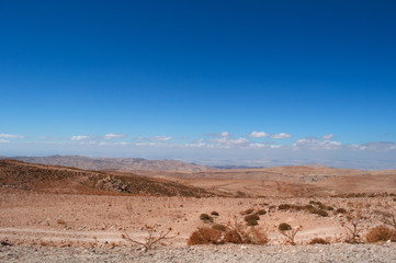Giordania, 03/10/2013: paesaggio giordano e deserto sulla strada per il Wadi Rum, la Valle della Luna simile al pianeta Marte, una valle scavata nella pietra arenaria e nelle rocce di granito