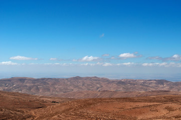 Plakat Giordania, 03/10/2013: paesaggio giordano e deserto sulla strada per il Wadi Rum, la Valle della Luna simile al pianeta Marte, una valle scavata nella pietra arenaria e nelle rocce di granito