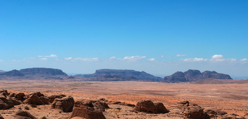 Giordania, 03/10/2013: paesaggio giordano e deserto sulla strada per il Wadi Rum, la Valle della...