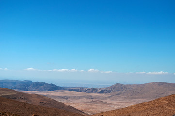 Fototapeta na wymiar Giordania, 03/10/2013: paesaggio giordano e deserto sulla strada per il Wadi Rum, la Valle della Luna simile al pianeta Marte, una valle scavata nella pietra arenaria e nelle rocce di granito