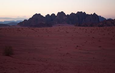 Fototapeta na wymiar Giordania, 2013/03/10: tramonto sul paesaggio giordano e il deserto del Wadi Rum, la Valle della Luna simile al pianeta Marte, una valle scavata nella pietra arenaria e nelle rocce di granito