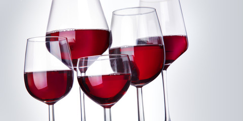 verschiedene Gläser mit Rotwein
