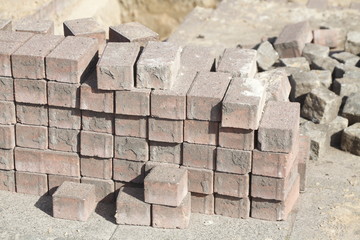 Aufgestapelte Pflastersteine, Straßenbauarbeiten
