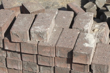 Aufgestapelte Pflastersteine, Straßenbauarbeiten