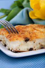 Baked cheesecake with raisins