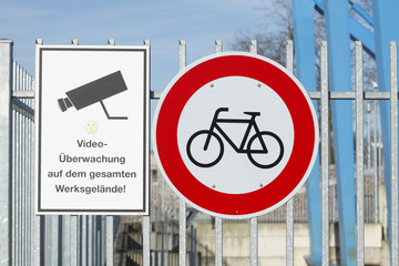 Schild Video-Überwachung auf dem gesamten Werksgelände