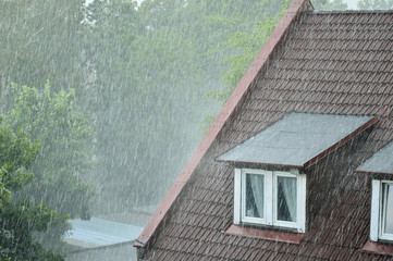 Deszcz padający na dach z oknem. - obrazy, fototapety, plakaty