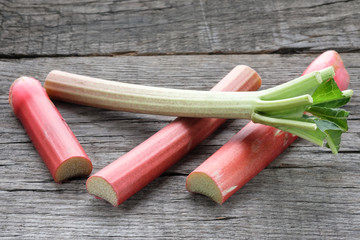 Roter und grüner Rhabarber in Stücken