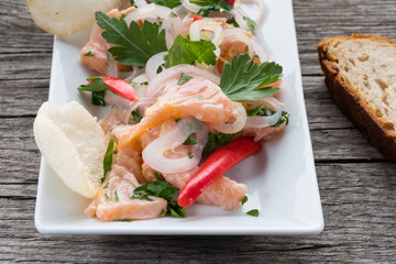 Teller mit Ceviche aus Lachs und Zwiebeln