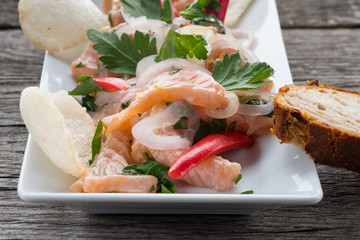 Imbiss Ceviche mit Lachs, Zwiebeln und Chili