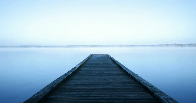 ponton sur l'eau, ambiance zen 