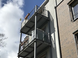 Balkone aus Stahl an einer Fassade