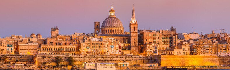 Fototapeta premium Malta Valletta Skyline Sundown XXL Panorama - waterfront - basilica of our lady of mount carmel, mood, moody sky afternoon, sunrise, sityscape, early morning, evening, sonnenaufgang, sunset wide angle