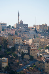 Giordania, Medio Oriente, 03/10/2013: lo skyline di Amman e la Moschea di Abu Darwish, costruita nel 1961 in marmo bianco e nero 