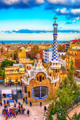 Naklejka premium Barcelona, Katalonia, Hiszpania: Park Guell Antoniego Gaudiego o zachodzie słońca