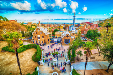 Fototapeta premium Barcelona, Katalonia, Hiszpania: Park Guell Antoniego Gaudiego o zachodzie słońca