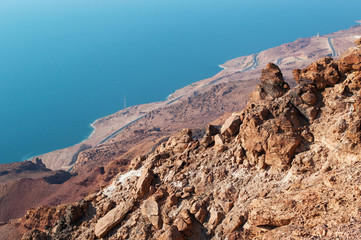 Giordania 05/10/2013: paesaggio roccioso e desertico con vista del Mar Morto, o Mare del Sale, il lago salato nella depressione più profonda della Terra
