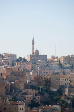 Giordania, Medio Oriente, 03/10/2013: lo skyline di Amman e la Moschea di Abu Darwish, costruita nel 1961 in marmo bianco e nero 