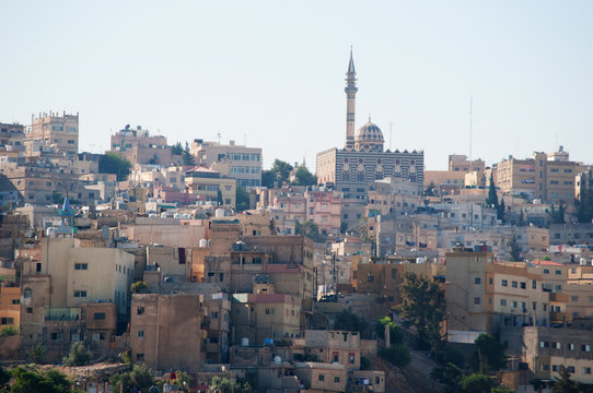 Giordania, Medio Oriente, 03/10/2013: lo skyline di Amman e la Moschea di Abu Darwish, costruita nel 1961 in marmo bianco e nero 