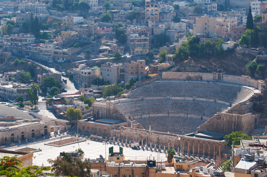 Giordania, 01/10/2013: lo skyline di Amman e il Teatro Romano, un anfiteatro da 6000 posti del II secolo risalente al periodo romano, quando la città era chiamata Philadelphia