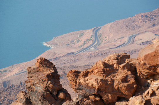 Giordania 05/10/2013: paesaggio roccioso e desertico con vista del Mar Morto, o Mare del Sale, il lago salato nella depressione più profonda della Terra
