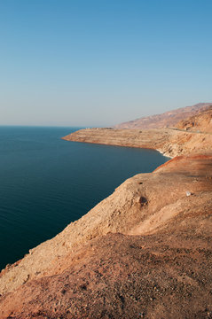 Giordania 05/10/2013: paesaggio roccioso e cristalli di sale sul Mar Morto, o Mare del Sale, il lago salato nella depressione più profonda della Terra