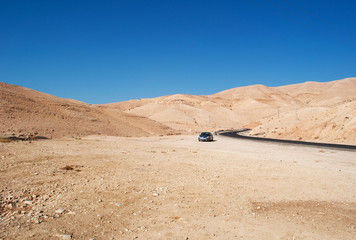 Fototapeta na wymiar Giordania 05/10/2013: paesaggio roccioso e desertico sulla strada verso il Mar Morto, o Mare del Sale, il lago salato nella depressione più profonda della Terra