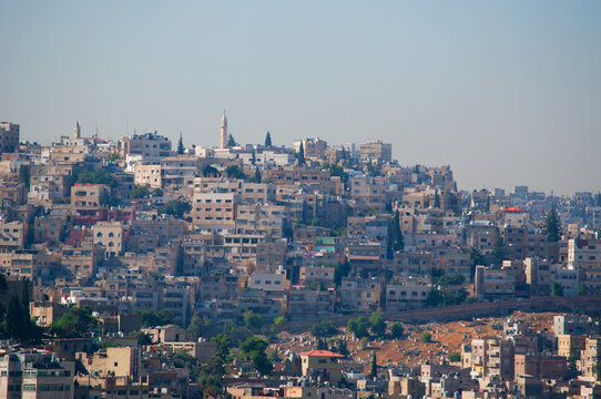 Giordania, 02/10/2013: lo skyline di Amman, la capitale e la città più popolosa del Regno hasemita di Giordania, con gli edifici, i palazzi e le case 