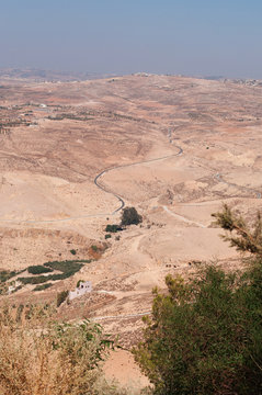 Giordania 05/10/2013: paesaggio desertico con la strada tortuosa verso il monte Nebo, l'altura citata nella Bibbia ebraica come il luogo in cui a Mosè fu concesso di vedere la Terra Promessa