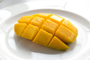 Reife Mango auf weißem Teller