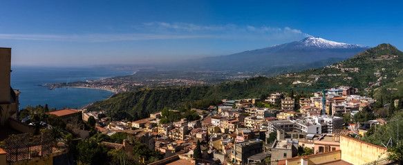 Fototapeta na wymiar L'Etna depuis Taormina