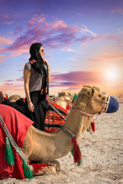 Frau mit Kamel bei einer Safari in der Wüste von Katar