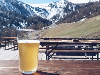 Rifugio alpino e chalet in montagna con birra e tavoli