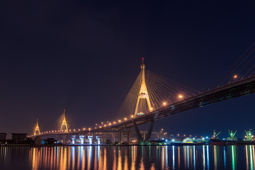 Obraz premium Large bridge over Chao Phraya river at twillight
