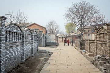 un couple se promène dans les rues d'un vieux quartier de Pékin