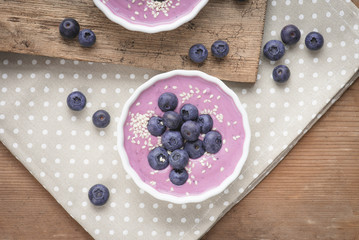 Heidelbeer Joghurt mit Heidelbeeren und Sesam 