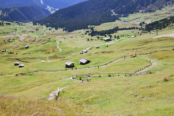 Fototapeta na wymiar Valley with houses in Dolomite Alps